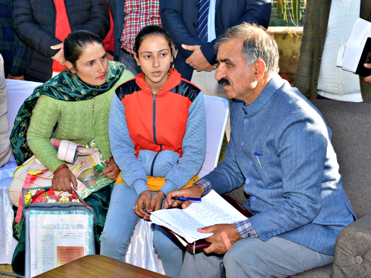 Himachal Govt Bear Cost Of Treatment Of Girl Suffering From Serious Illness in Hamirpur.