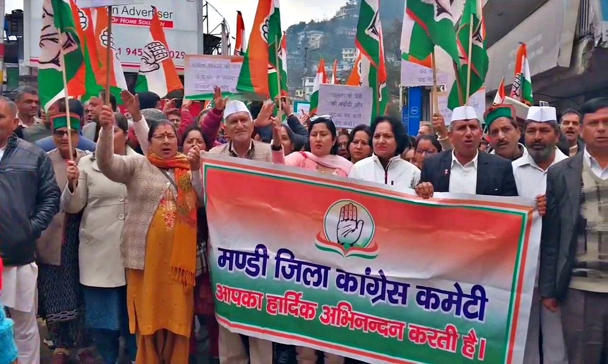 Congress protest in Mandi against Adani Group.