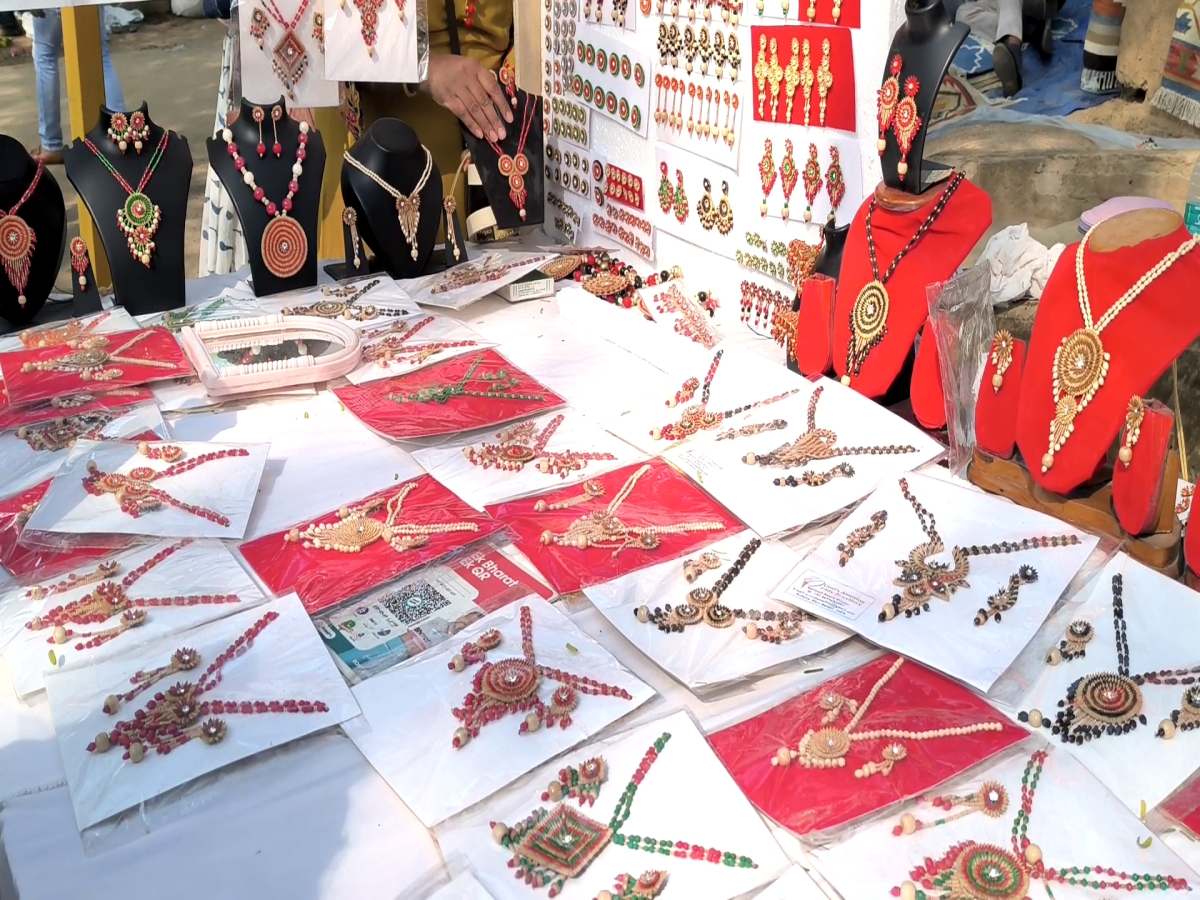 paddy jewelery stall in surajkund