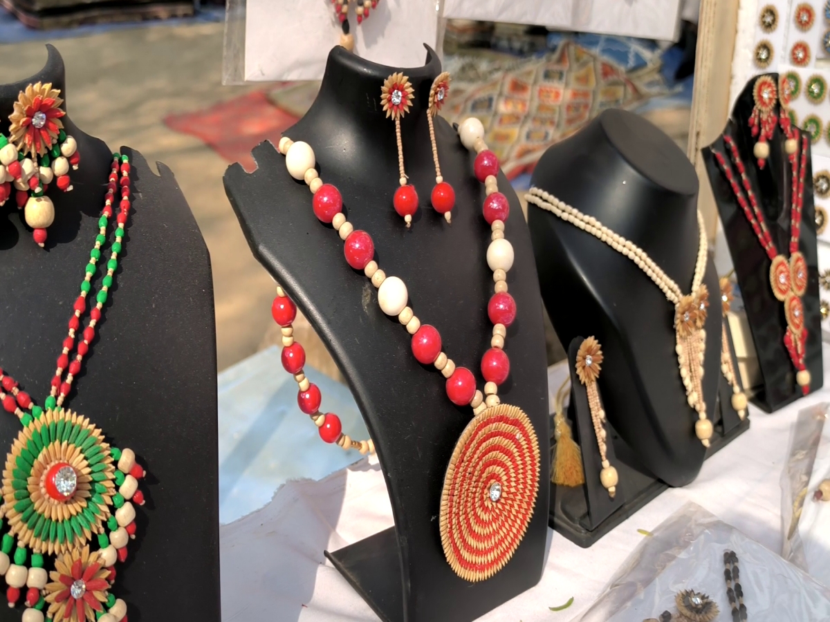 paddy jewelery stall in surajkund