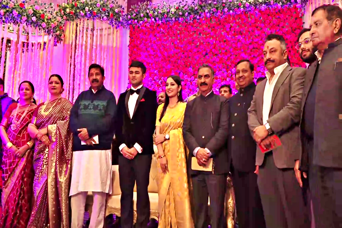 मुख्यमंत्री सुखविंदर सिंह सुक्खू पूर्व मंत्री वीरेंद्र कंवर की बेटी के शादी समारोह में हुए शामिल.