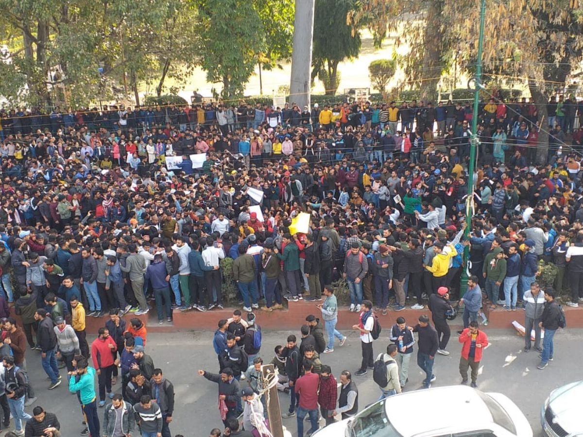 lathi charge on students near Gandhi Park Dehradun