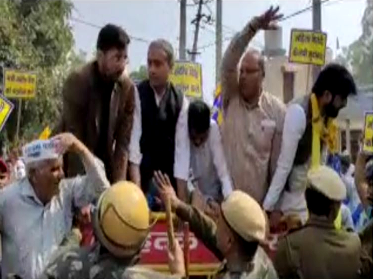 AAP workers Protest in Rohtak Aam Aadmi Party workers protest at BJP office in Rohtak