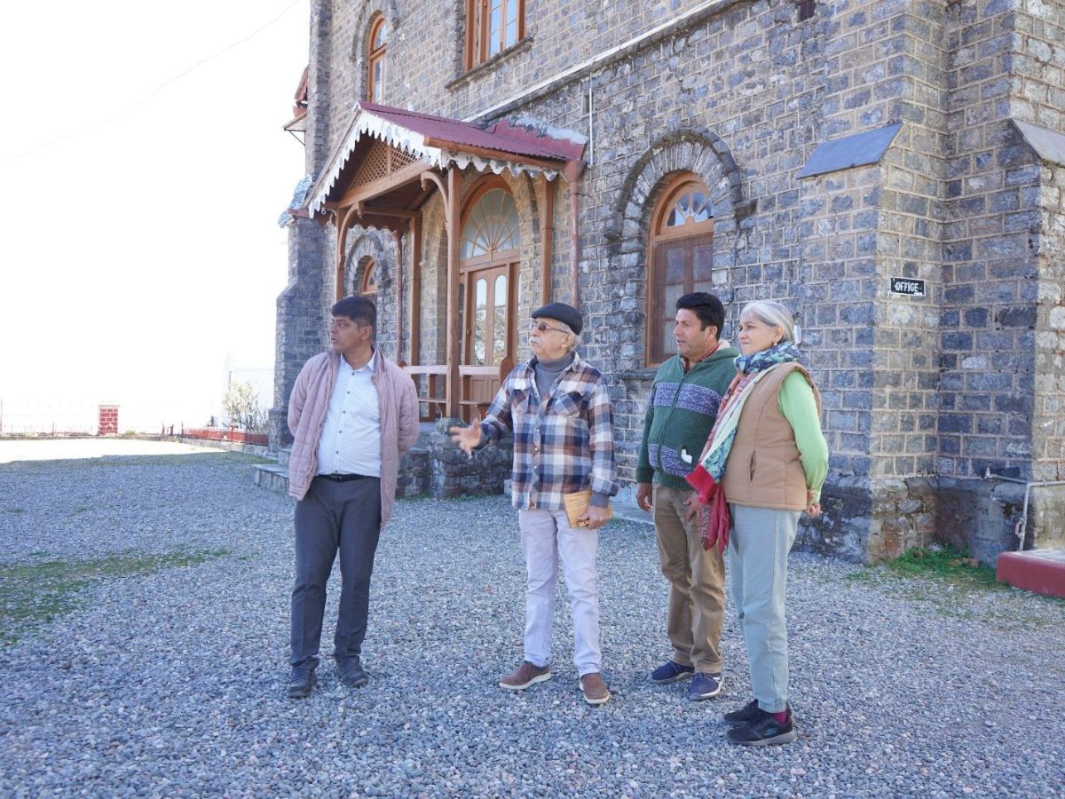 Naseeruddin Shah in Nainital: નસીરુદ્દીન શાહ દાયકાઓ પછી પોતાની કોલેજમાં પહોંચ્યા, જુની યાદો તાજી કરી