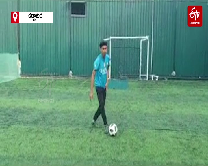 karnataka youth achieved guinnes record in football nutmeg