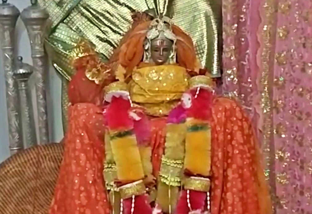 शिवरात्रि महोत्सव में जाने से पहले देवी-देवता राज माधव राय मंदिर में अपनी हाजिरी भरते हैं.