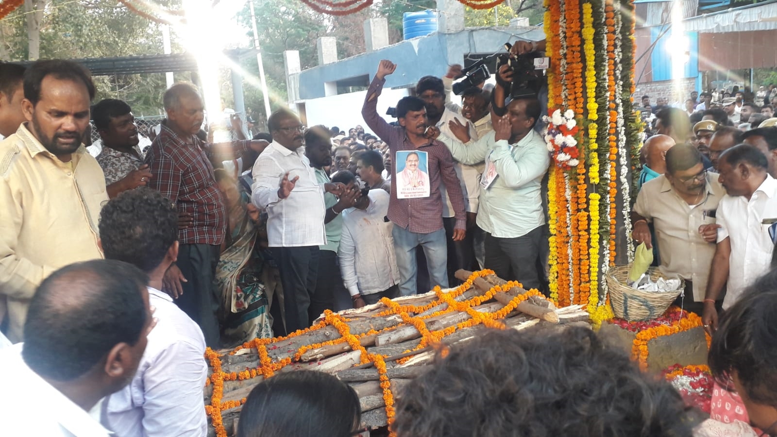 Concern of followers at MLA Sayanna funeral