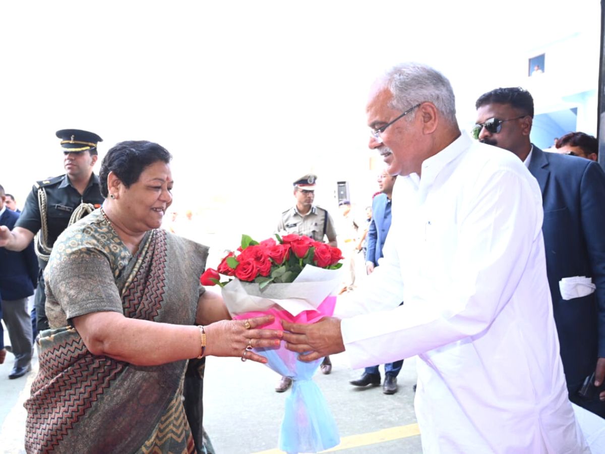 Chief Minister Bhupesh Baghel presenting a bouquet to Governor Anusuiya Uike.