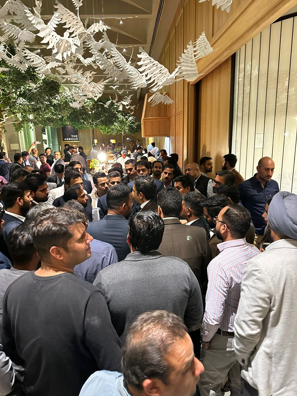 dlf-arbour-gurgaon-massive-crowd-at-dlf-office-to-buy-rs-7-crore-flats