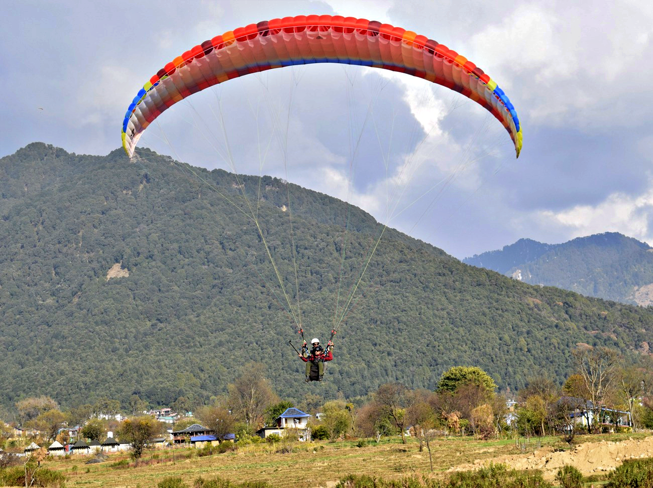 विश्व प्रसिद्ध पैराग्लाइडिंग साइट बीड़ बिलिंग पर पैराग्लाइडिंग स्कूल शुरू किया जाएगा.