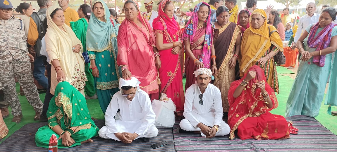 dindori collector touch feet of bride