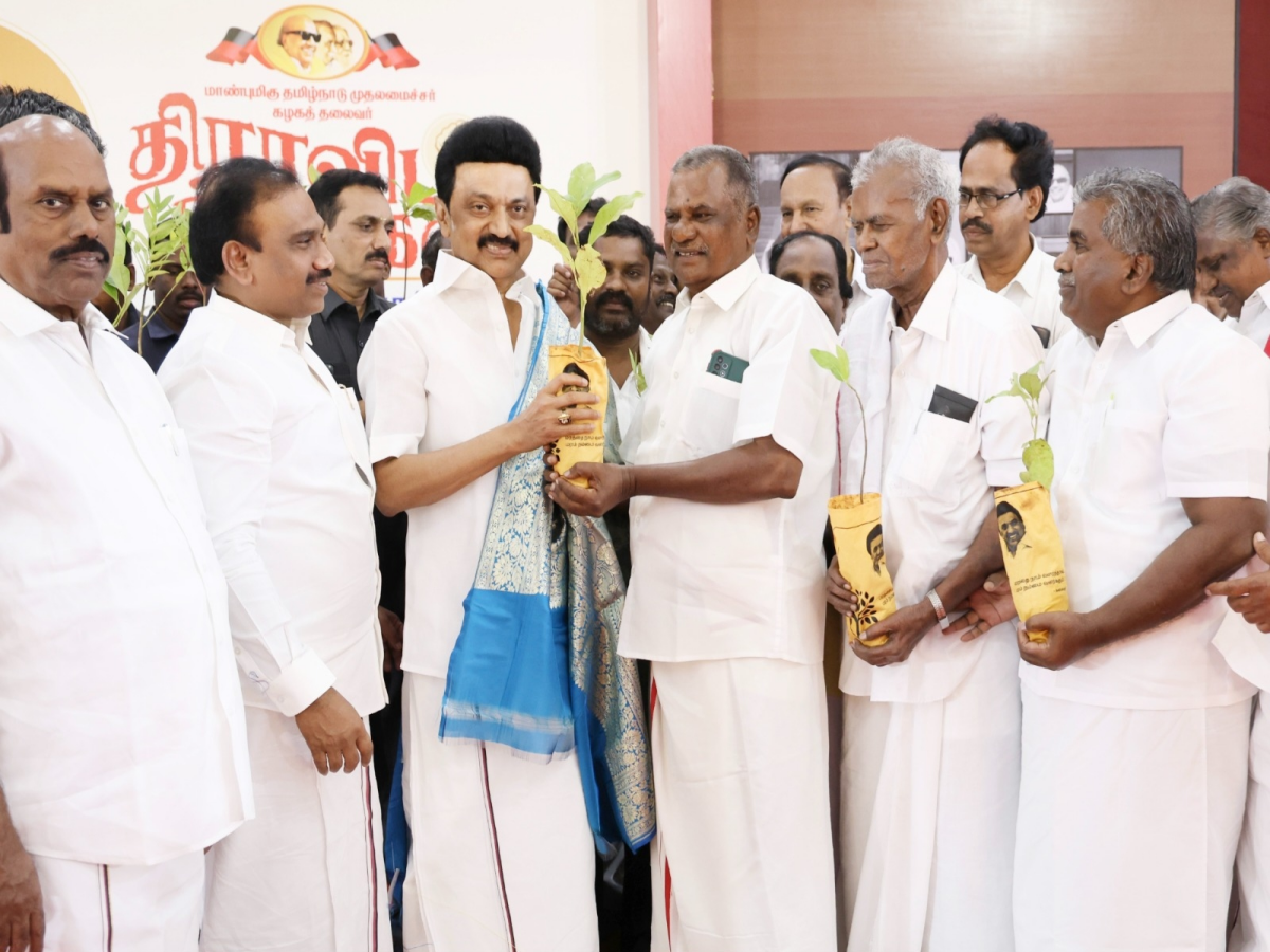 முதலமைச்சர் மு.க.ஸ்டாலினுக்கு பிறந்தநாள் பரிசாக ஒட்டகத்தை வழங்கிய தொண்டர்