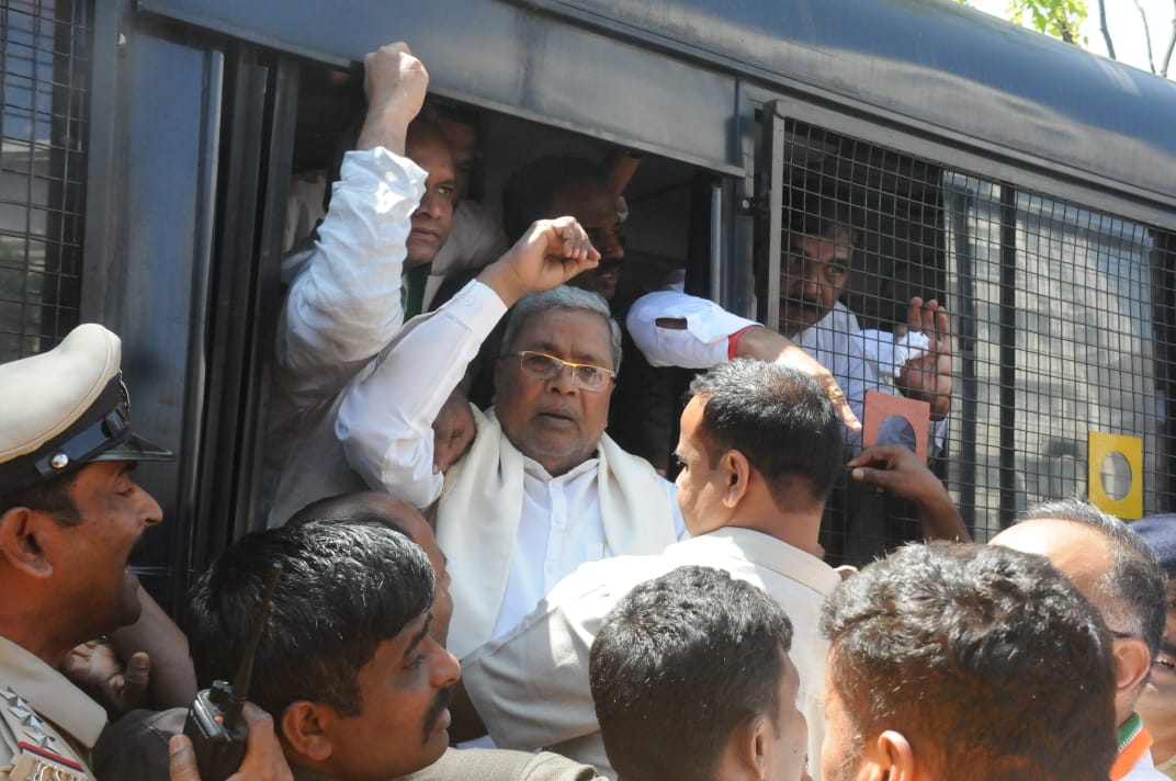 congress-leaders-detained-while-protest-in-bengaluru