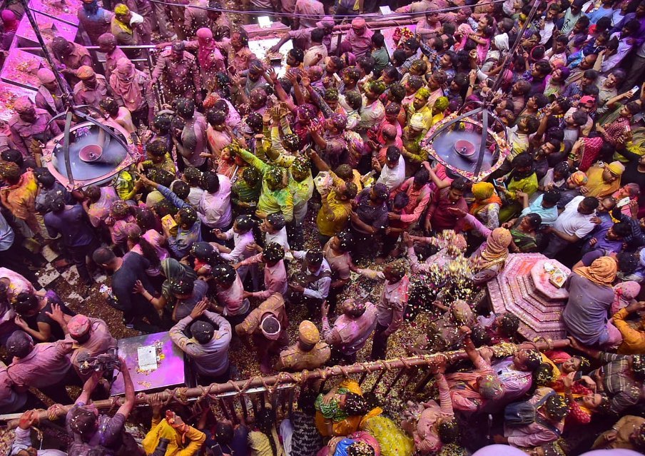 ભક્તો ભીંજાયા રંગની પ્રેમવર્ષામાં