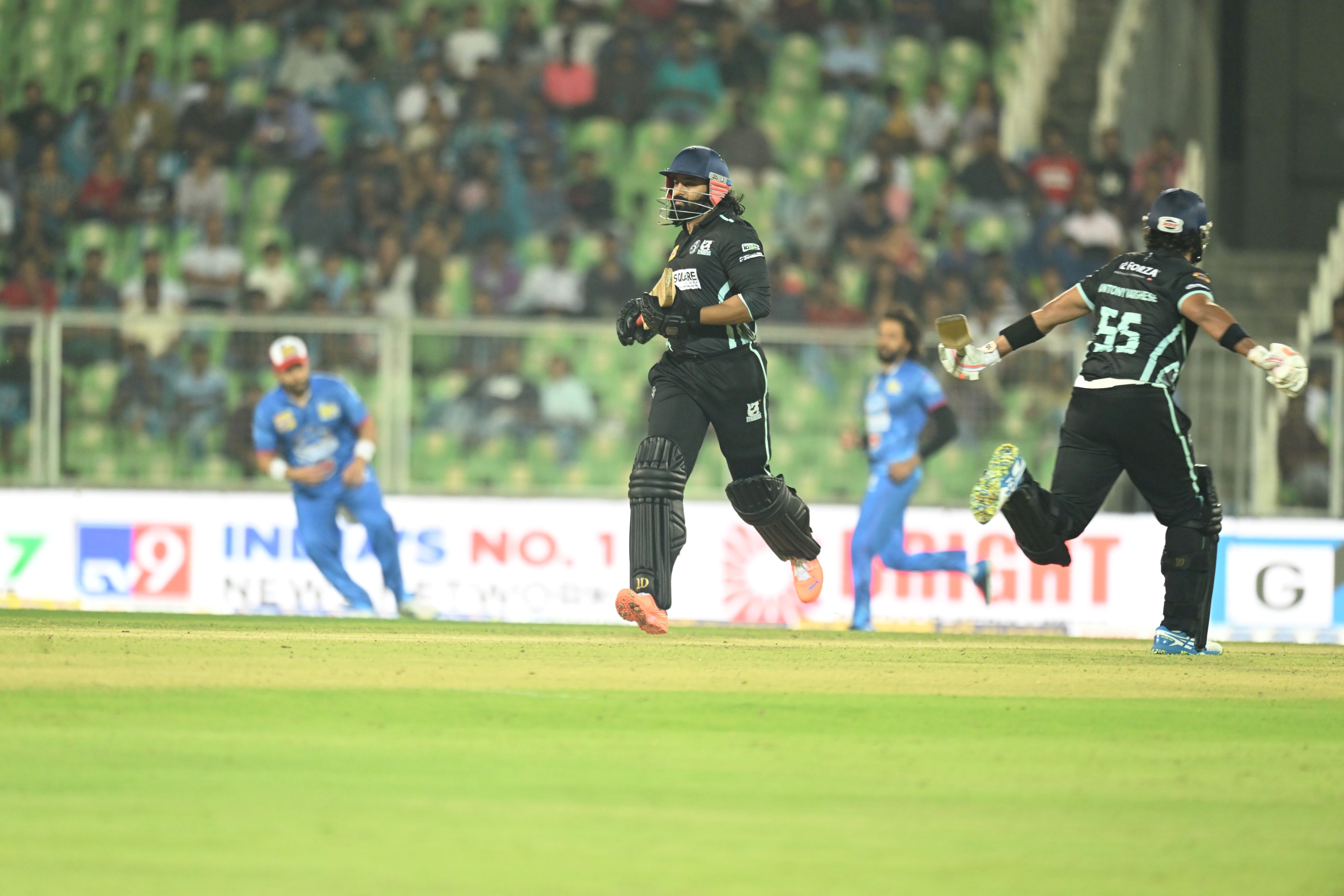 CCL 2023 Mumbai Heroes won by 7 Runs  ritesh deshmukh  kerala strikers  Bollywood Heroes defeated Kerala  കേരള സ്ട്രൈക്കേഴ്‌സ്  സെലിബ്രിറ്റി ക്രിക്കറ്റ് ലീഗ്  മുംബൈ ഹീറോസ്  വിവേക് ഗോപന്‍  ക്യാപ്റ്റൻ കുഞ്ചാക്കോ ബോബന്‍