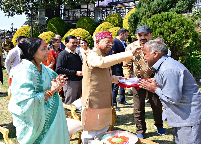 राज्यपाल ने कर्मचारियों के साथ मनाया रंगों का त्यौहार.