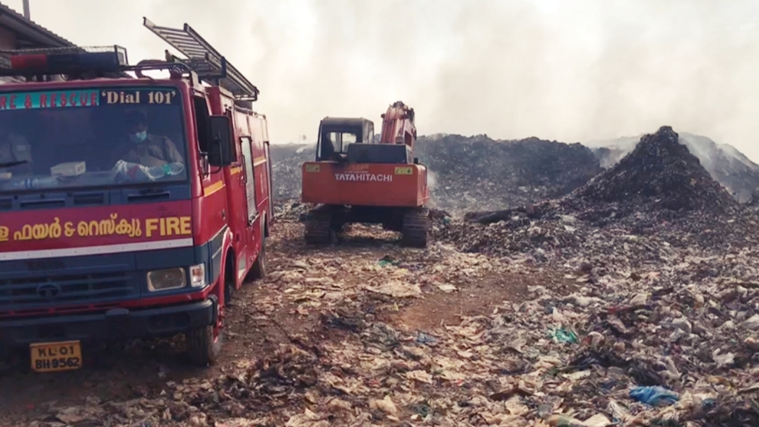 Kochi city covered in toxic haze  Brahmapuram fire  ബ്രഹ്മപുരം തീപിടുത്തം  കൊച്ചി  ബ്രഹ്മപുരം തീപിടുത്തം  സേനാംഗങ്ങള്‍  മാലിന്യപ്ലാന്‍റിലുണ്ടായ തീപിടുത്തം  കണ്ടന്നൂർ മരട് വൈറ്റില  മാലിന്യക്കൂമ്പാരം  Indian firefighters  tonnes of waste  കൊച്ചി ഗ്യാസ്ചേമ്പറിൽ