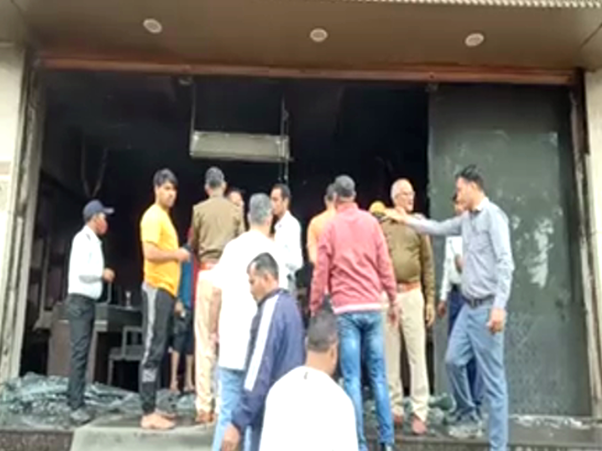 fire in Tanishq Jewelery Showroom faridabad fire in faridabad jewelery showroom fire in faridabad latest news