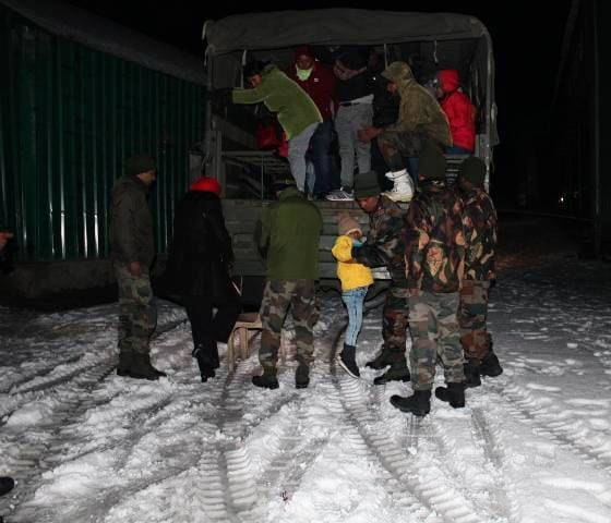 army-rescues-370-tourists-stranded-due-to-heavy-snowfall-in-east-sikkim