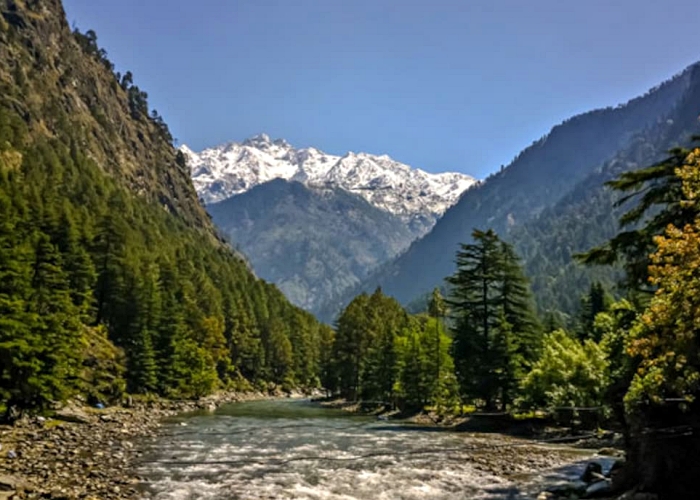 पर्यटकों को खूब लुभाते हैं खीरगंगा के शानदार दृश्य.