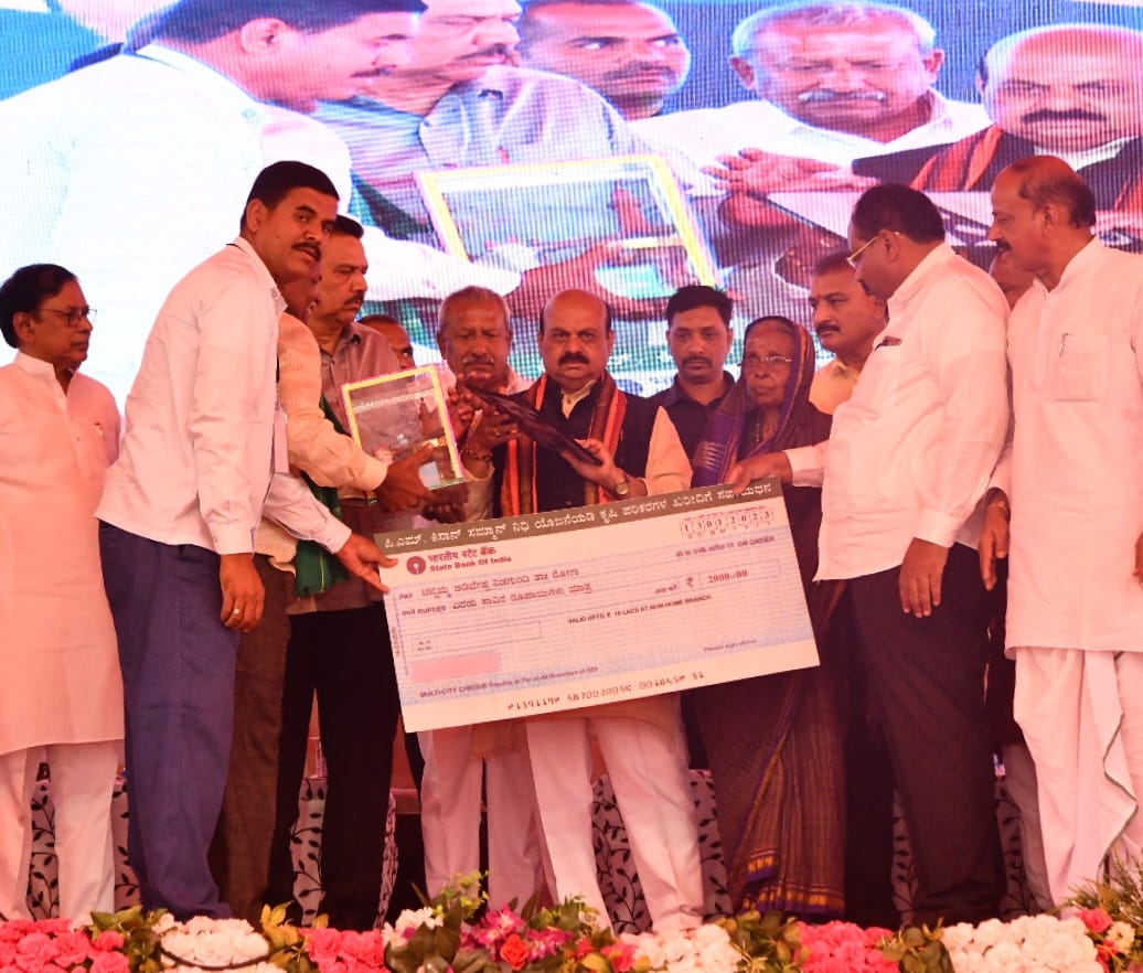 conference-of-beneficiaries-of-govt-schemes-and-cm-bommai-program-at-gadag