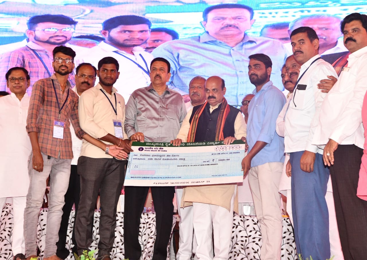 conference-of-beneficiaries-of-govt-schemes-and-cm-bommai-program-at-gadag