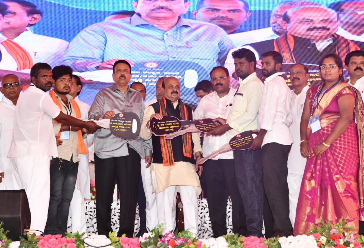 conference-of-beneficiaries-of-govt-schemes-and-cm-bommai-program-at-gadag