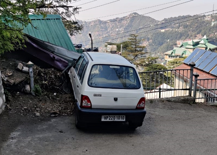 शिमला में सील्ड रोड पर कार ने व्यक्ति को कुचला.