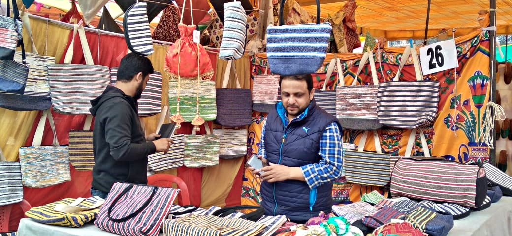 कुल्लू के ढालपुर मैदान में गांधी शिल्प बाजार सजा.