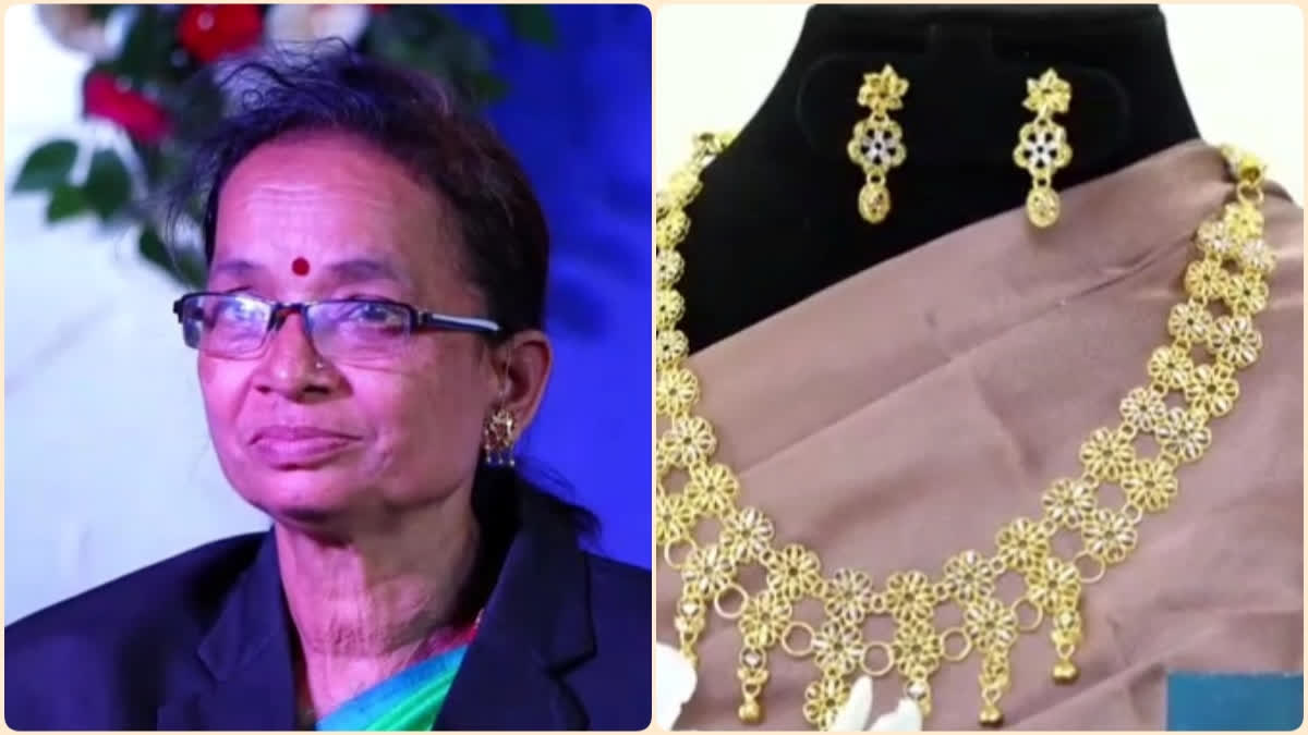 Ex-students surprise retired teacher by gifing gold neckwace worth Rs 2 lakhs