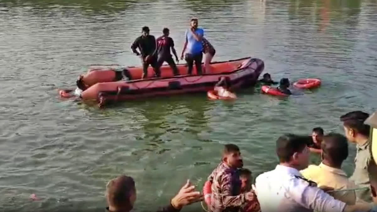 Six school children died after a boat carrying 27 students, who were on a picnic, overturned in a lake on the outskirts of Vadodara city in Gujarat on Thursday, officials said.