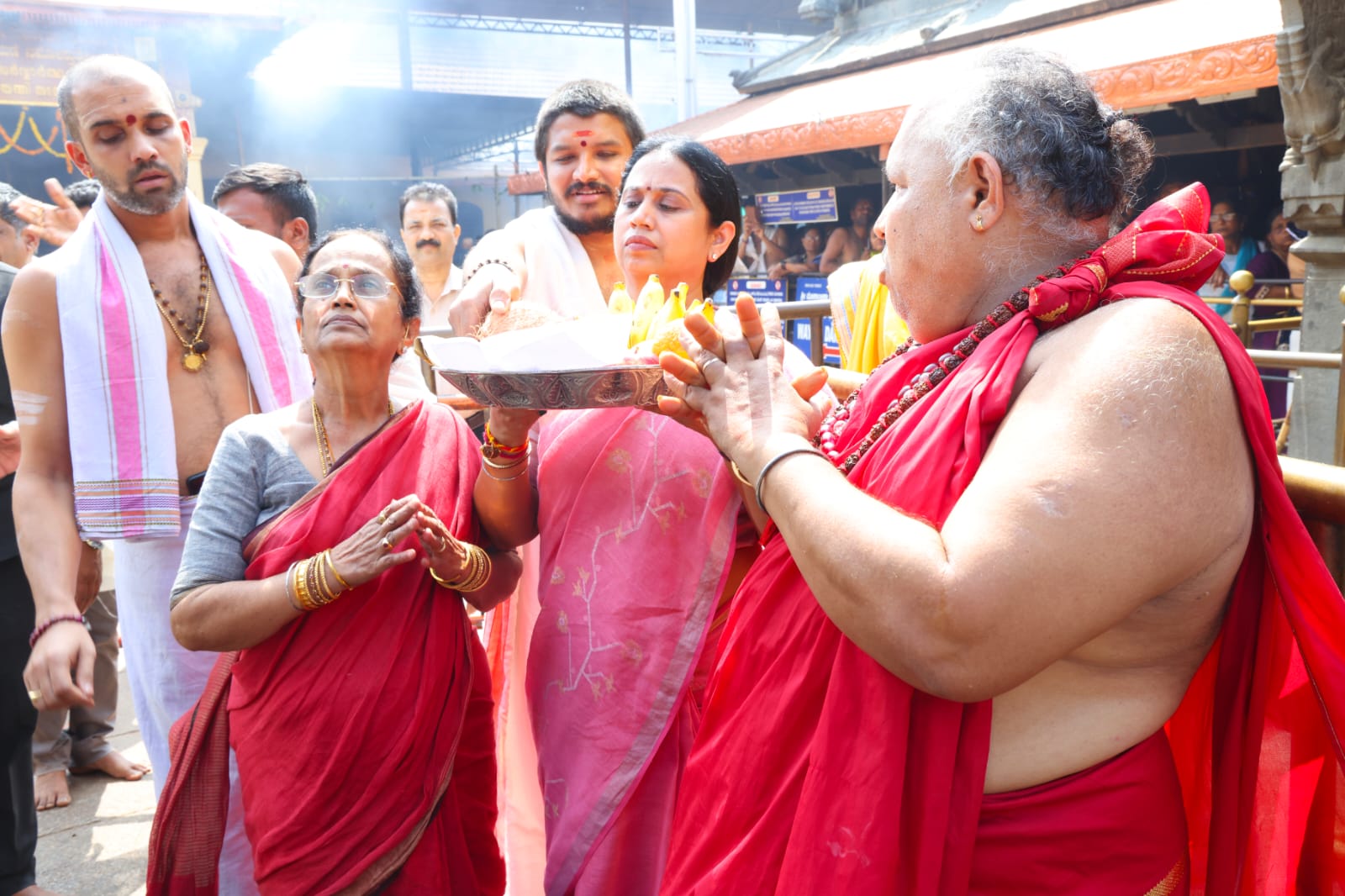 ಕೊಲ್ಲೂರಿಗೆ ಭೇಟಿ ನೀಡಿದ ಸಚಿವೆ ಲಕ್ಷ್ಮಿ ಹೆಬ್ಬಾಳ್ಕರ್