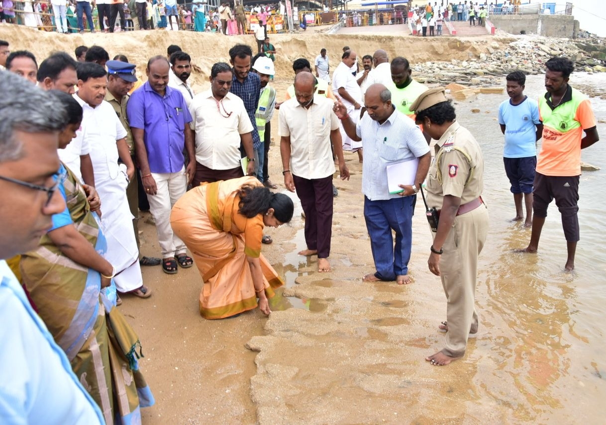 கடல் அரிப்பை பார்வையிட்ட கனிமொழி எம்பி