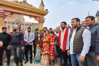 bhojpuri-star-pawan-singh-wife-jyoti-singh-reached-barahi-dham-in-palamu