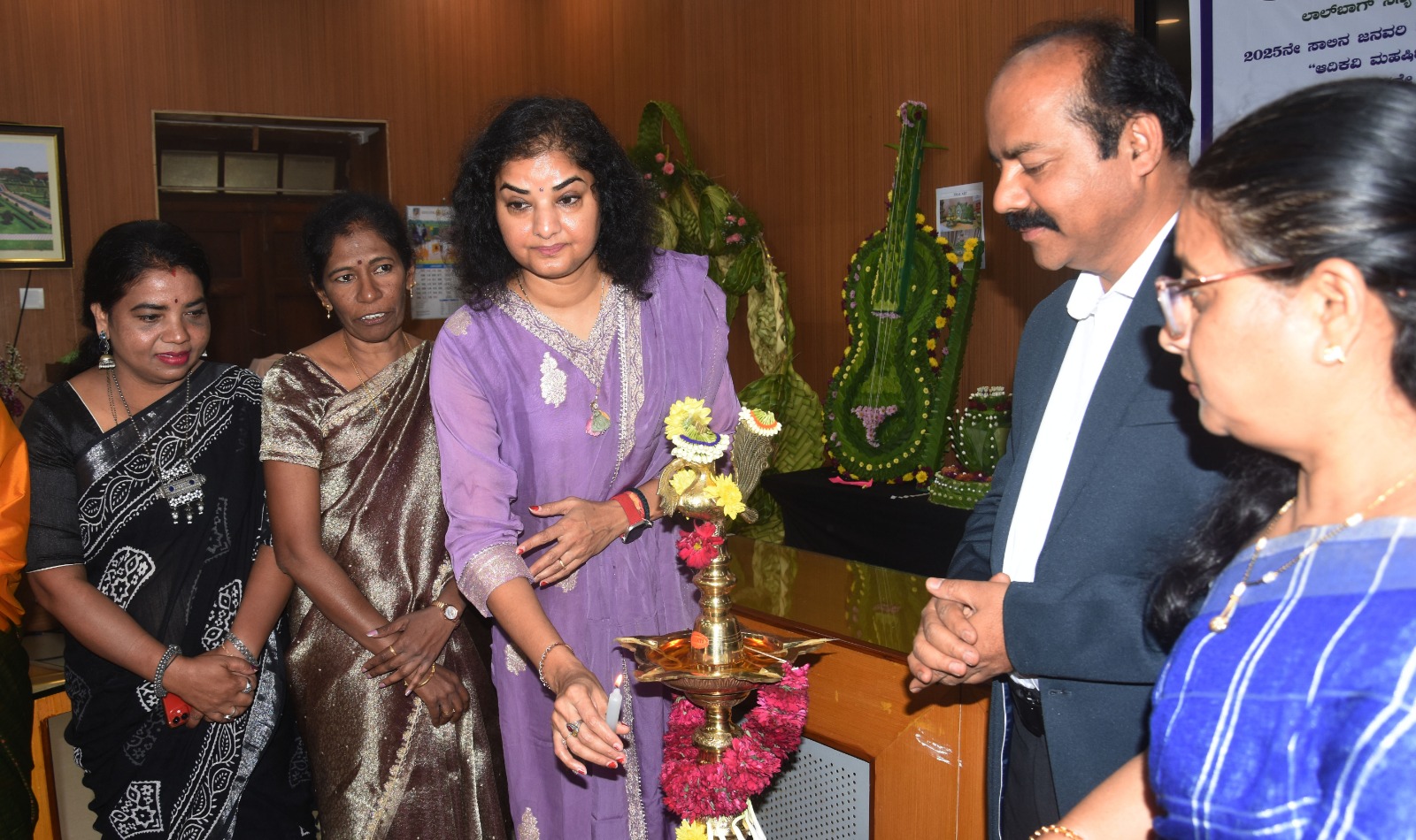 Actress Prema flagged off to carve in vegetables and coconut feathers in Lalbagh