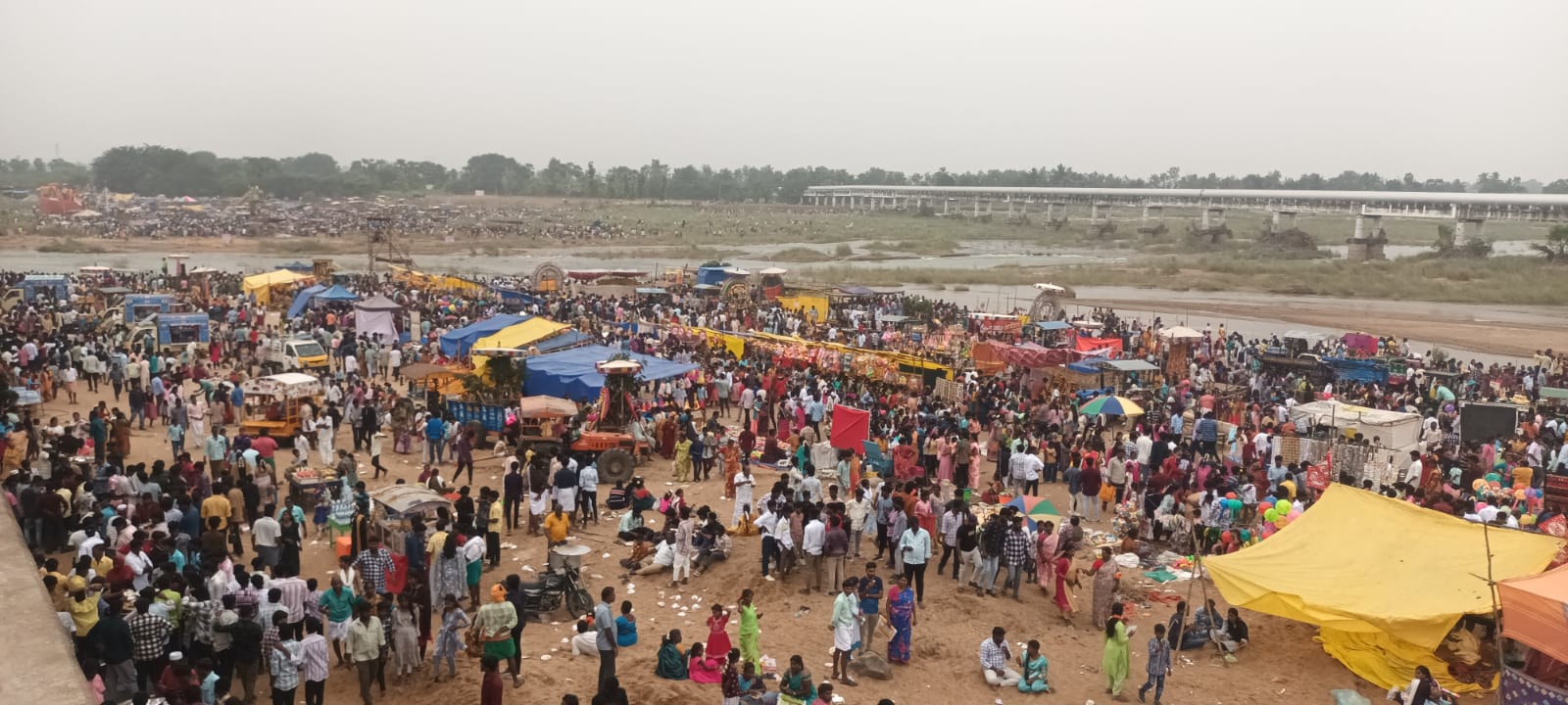 தென் பெண்ணை ஆற்றுத் திருவிழாவில் பங்கேற்ற மக்கள் கூட்டம்