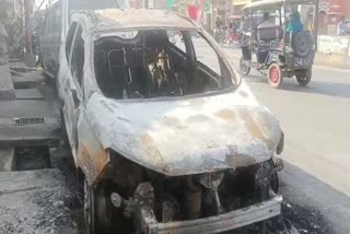 Etv Bharat खड़ी कार में पेट्रोल डालकर युवक ने लगायी आग, सीसीटीवी में कैद हुई वारदात
