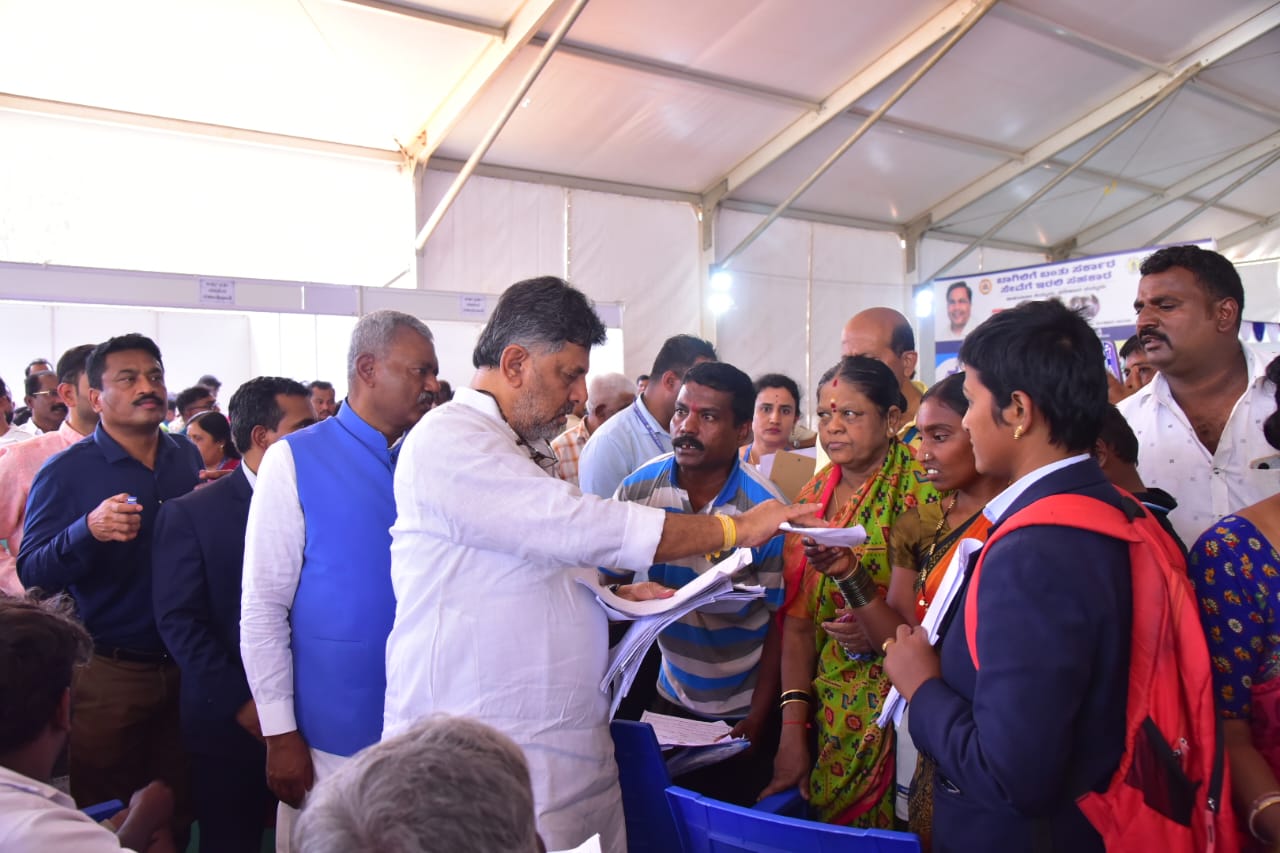 ಜನರ ಸಮಸ್ಯೆ ಆಲಿಸುತ್ತಿರುವ ಡಿಸಿಎಂ ಡಿ ಕೆ ಶಿವಕುಮಾರ್