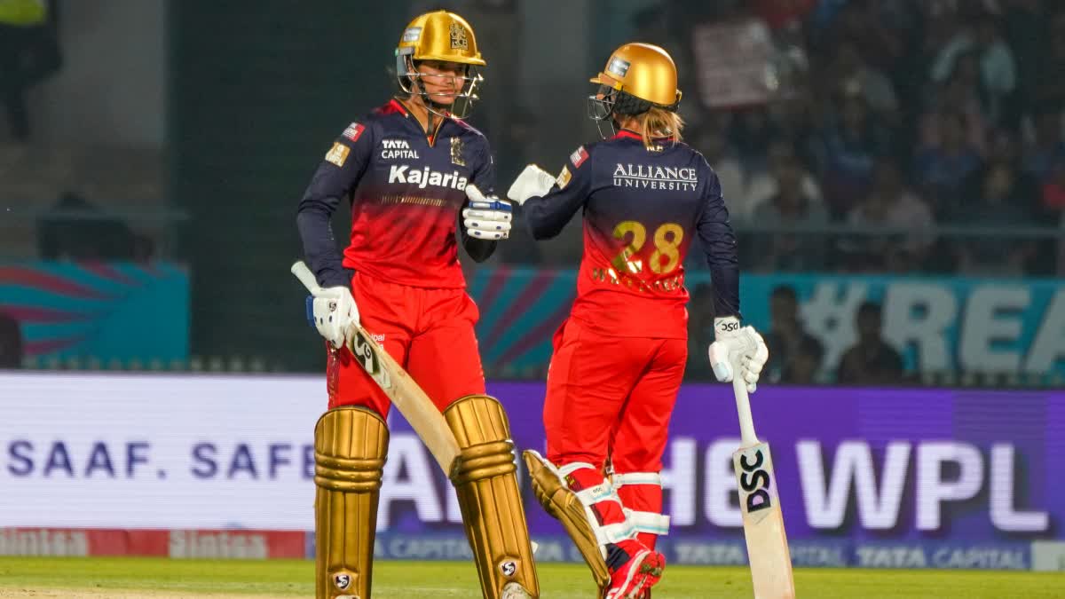 SMRITI MANDHANA BATTING  ROYAL CHALLENGERS BENGALURU  RCB WOMEN WON AGAIN DC  WOMENS PREMIER LEAGUE 2025