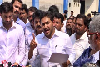 YS Jagan Meets Vallabhaneni Vamsi