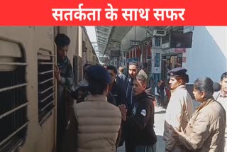 Security forces deployed on the platform to control the crowd