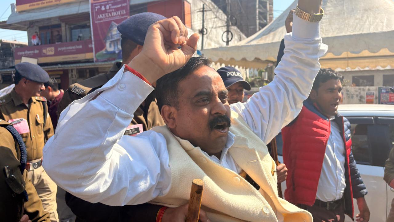 ex mla bhimlal arya reached at Vidhansabha gate