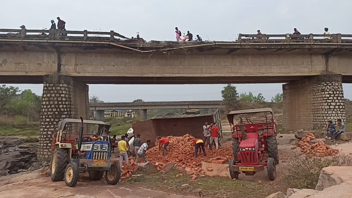 Truck fell into river in Khunti