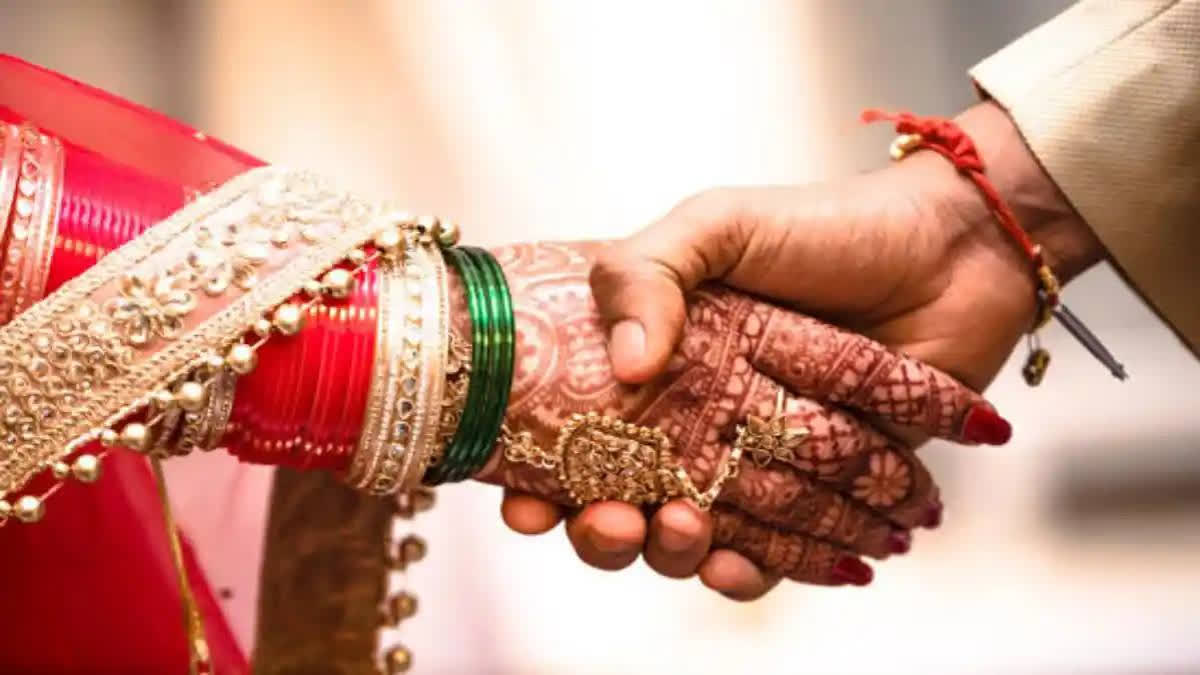 In a bizarre incident, a youth tied the nuptial with his married sister. The incident came to light in the Maharajganj district of Uttar Pradesh. The incident shocked not only the people, but also the administration.