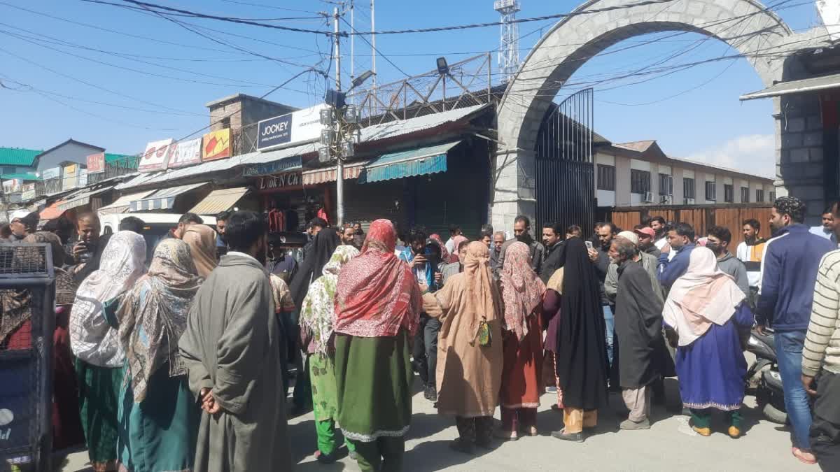 Etv Bharatbangdar-anantnag-residents-protested-against-non-availability-of-electricity