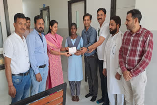 teachers-supported-a-girl-for-fitting-hearing-aids-machine-in-bundi