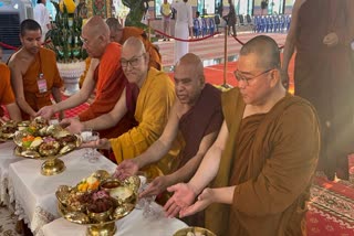 Several Devotees Pay Obeisance to Buddha's Relics in Thailand Exposition
