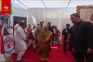 कुशीनगर पहुंचीं. राज्यपाल आनंदी बेन पटेल.
