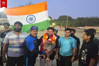 कानपुर पहुंचने पर कुलदीप यादव का स्वागत.