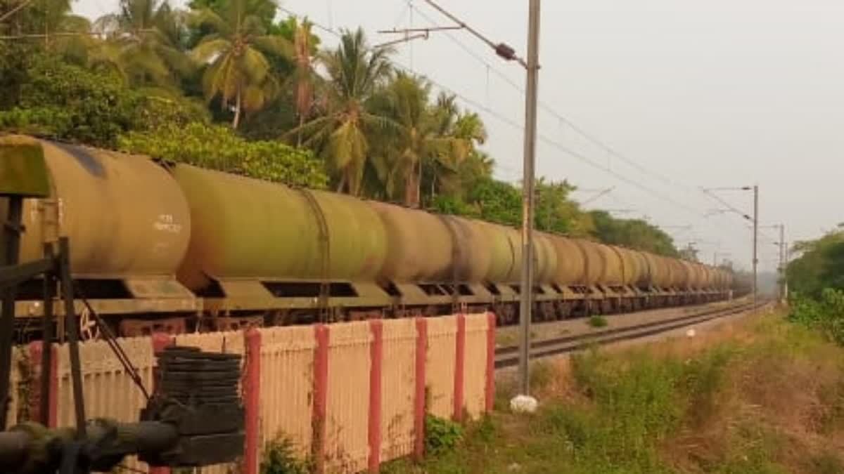 KUTTIPURAM TRAIN  GOODS TRAIN COMPARTMENTS REMOVED  RUNNING GOODS TRAIN